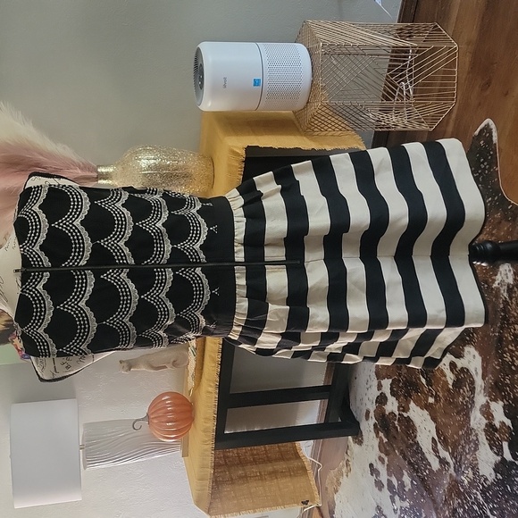 Patterned Dress With Pockets - Picture 4 of 4